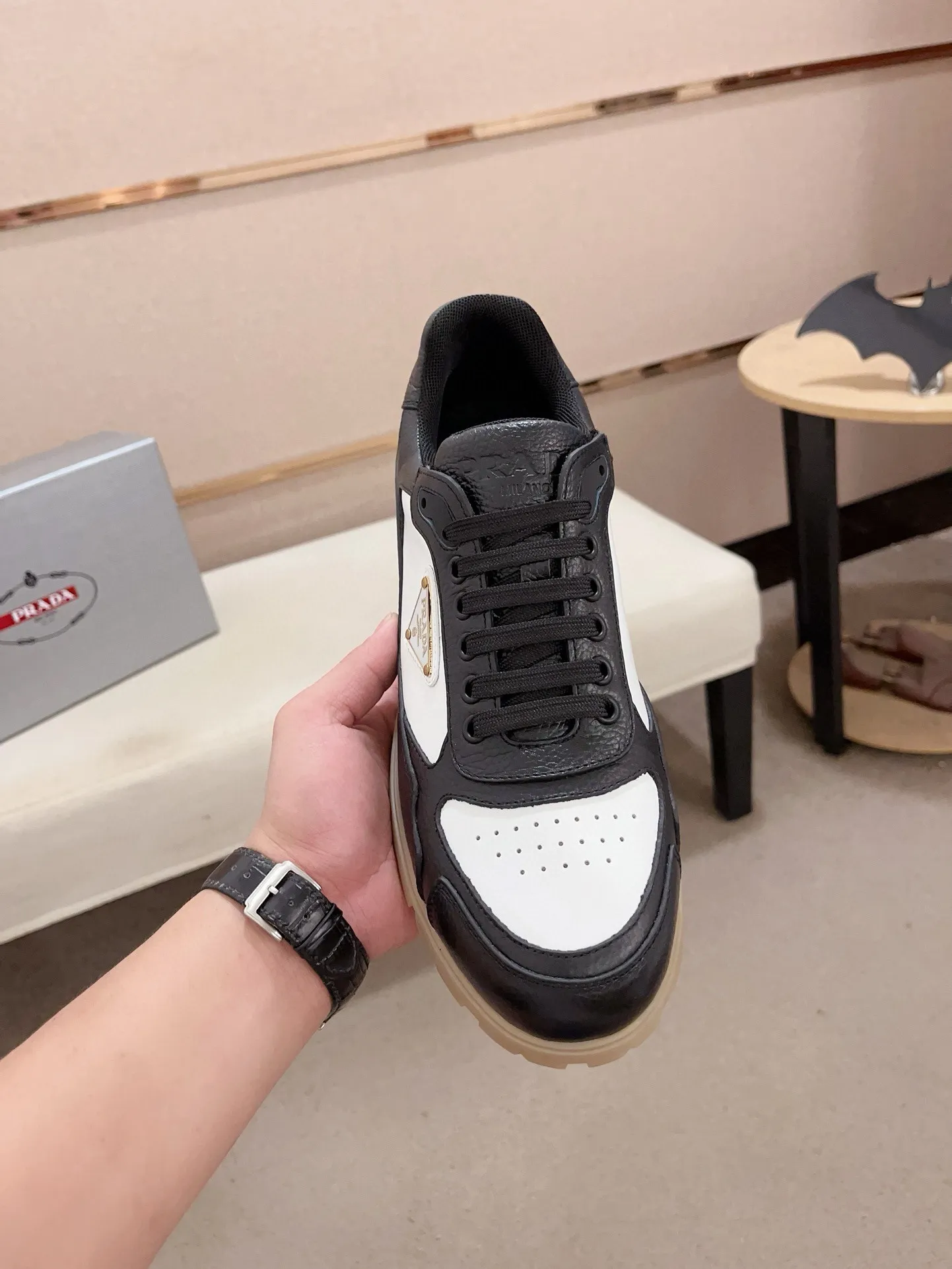 Men's shoes 💰 540💰 ✔️✔️✔️Higher version High-quality new PRADA (Prada) counters are launched at the same time. The new men's shoes and 😘 fabrics are made of high-tech glue-making technology. Lining: Full cowhide lining. 👍🏿 High-end ☄️ air-cushion molded anti-slip rubber outsole, exquisite lines, simple and elegant, comfortable and high-end for leisure travel. Code number: 38 to 44 (45 can be customized and cannot be returned or exchanged)
